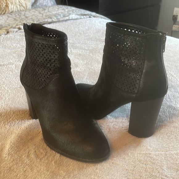 Women’s Apt. 9 Black Perforated High Heel Ankle Booties Boots; size 9.5 - Picture 4 of 10
